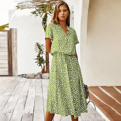 Frau in grünem gepunktetem Sommerkleid auf Terrasse, lässige Mode, Damenbekleidung.