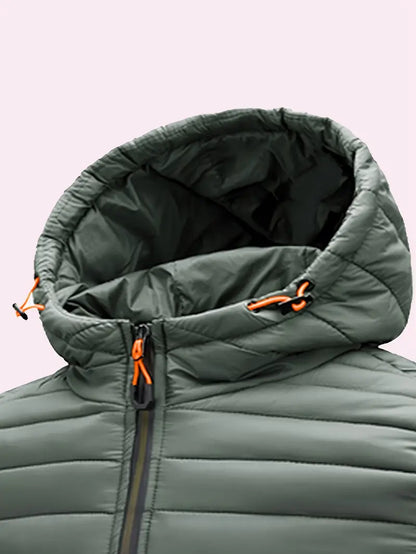 Grüne Daunenjacke mit Kapuze, Reißverschluss, orange Details, Winterbekleidung, Herrenmode.