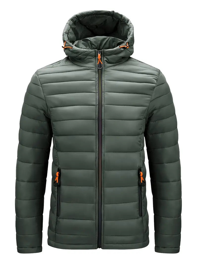 Grüne Steppjacke mit Kapuze, Reißverschlüssen und orangefarbenen Details für Herren.