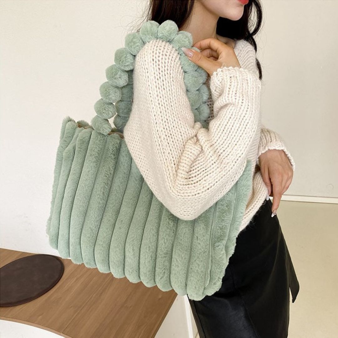 Flauschige grüne Handtasche mit Pompons, Damenmode, Winteraccessoire, Strickpullover.