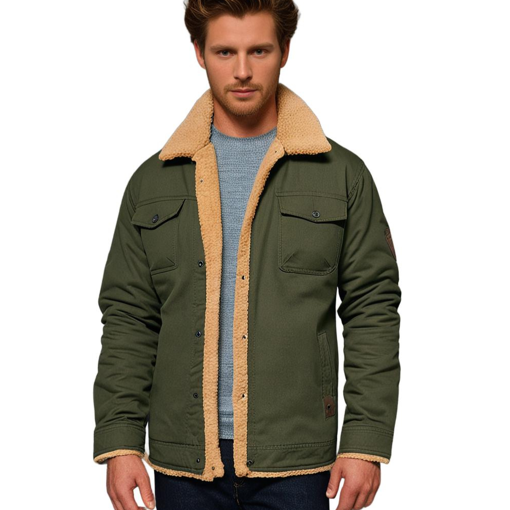 Mann in grüner Jacke mit Teddyfutter, Hemdkragen, Knopfleiste, Taschen, Freizeitmode.