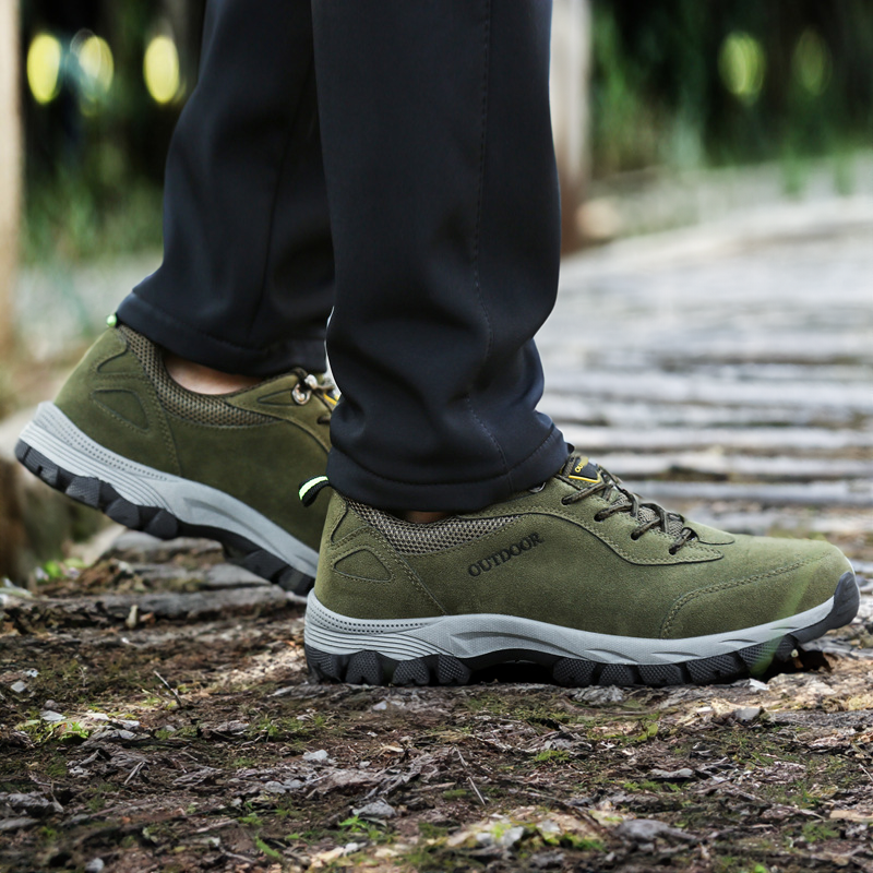 Grüne Outdoor-Wanderschuhe, rutschfeste Sohle, atmungsaktiv, für Herren, auf Waldweg.