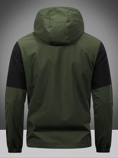 Grüne Herrenjacke mit Kapuze, wasserabweisend, Outdoor-Mode, Rückansicht.