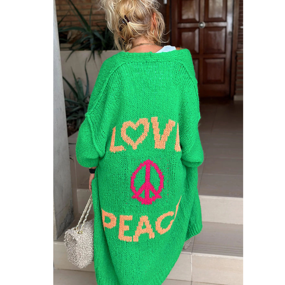 Frau mit grünem Strickponcho, Aufschrift "Love Peace", modisch, lässig, Rückansicht.