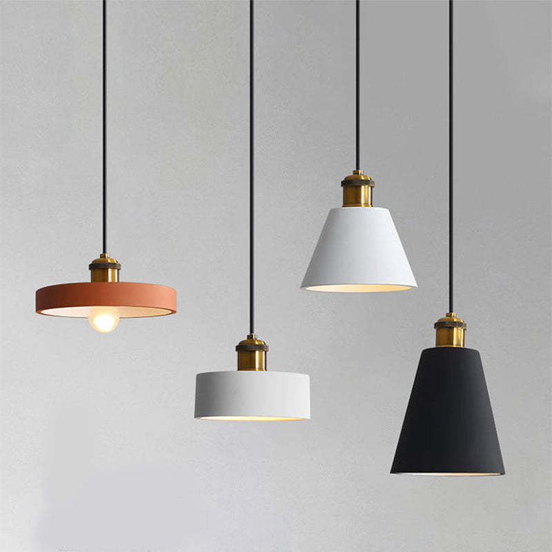 Moderne Hängelampen in Schwarz, Weiß und Kupfer, minimalistisch, skandinavisches Design.
