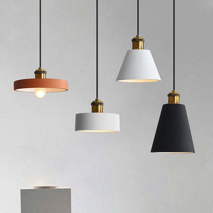 Vier moderne Hängelampen, verschiedene Farben, minimalistisches Design, Innenbeleuchtung.