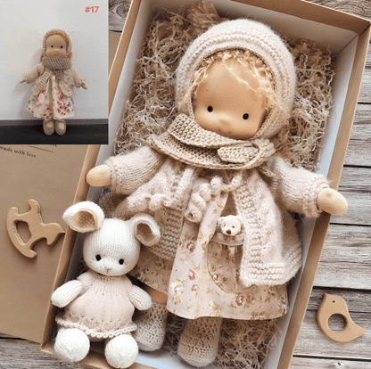 Handgemachte Waldorfpuppe in rosa Strickkleidung mit Stoffhase, Geschenkbox, nachhaltig.