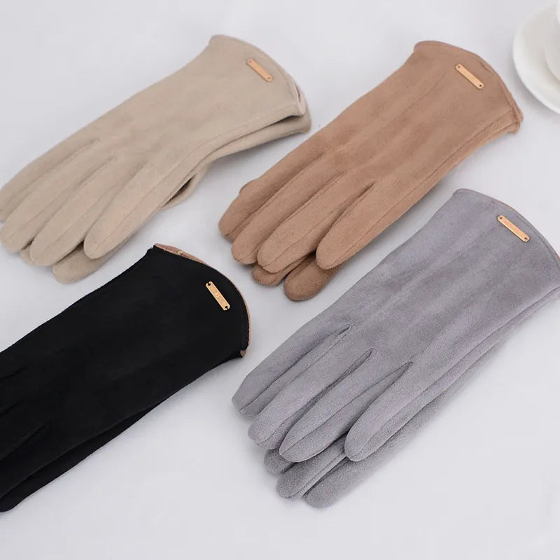 Vier Paar Damenhandschuhe aus Wildleder in Beige, Braun, Grau und Schwarz auf weißem Hintergrund.