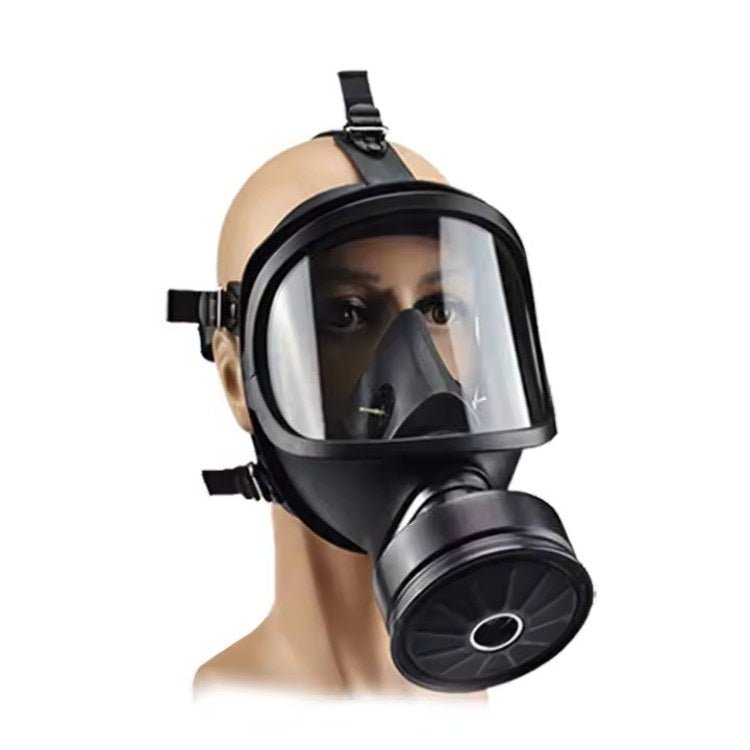 Schwarze NRBC-Schutzmaske mit angeschraubtem rundem Filter an einer Schaufensterpuppe, leicht seitlich.