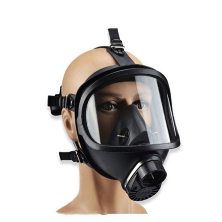 Schwarze NRBC-Schutzmaske an einer Schaufensterpuppe mit klarem Sichtfenster und Atemventil.