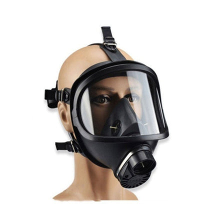 Schwarze NRBC-Schutzmaske an einer Schaufensterpuppe mit klarem Sichtfenster und Atemventil.