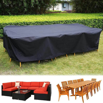 Schwarze Terrassenmöbelabdeckung über einer großen Gartenmöbelgruppe im Garten.