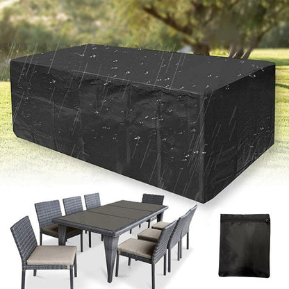 Schwarze Terrassenmöbelabdeckung mit Aufbewahrungstasche und abperlenden Regentropfen.