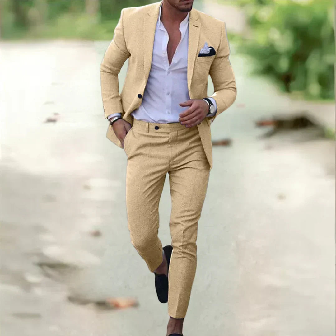 Mann im beigen Anzug, weißes Hemd, schwarze Schuhe, eleganter Stil, Herrenmode, Outdoor.