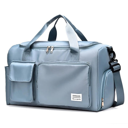 Hellblaue Reisetasche mit mehreren Fächern, verstellbarem Schultergurt, ideal für Reisen.