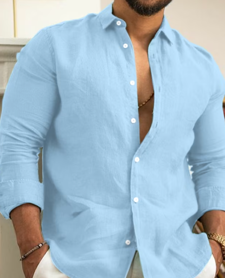 Mann in hellblauem Leinenhemd, lässig, modisch, Sommermode, Herrenbekleidung, Freizeitlook.