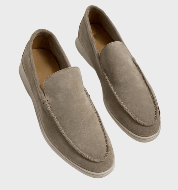 Beige Wildleder-Loafer für Herren, elegantes Design, rutschfeste Sohle, ideal für Freizeit.