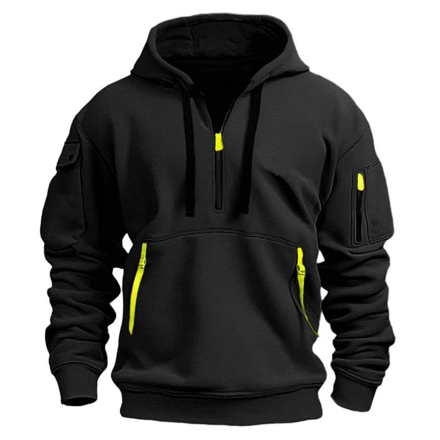 Schwarzer Hoodie von vorn mit neongelben Reißverschlusszügen an Brust, Bauchtasche und Ärmel 3
