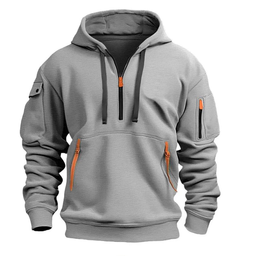 Hellgrauer Hoodie in Frontansicht mit dunklen Kordeln, orangefarbenen Zippern und Känguru-Tasche 4