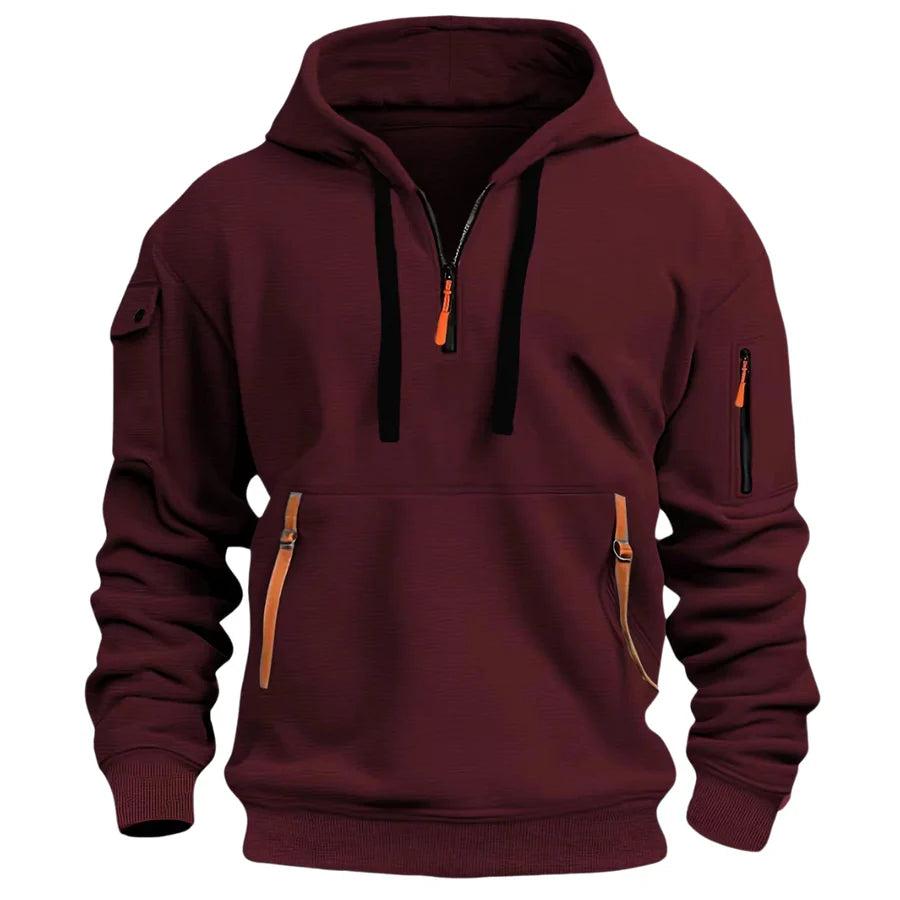 Weinroter Hoodie von vorn mit schwarzen Kordeln und orangefarbenen Riemen an der Bauchtasche 5