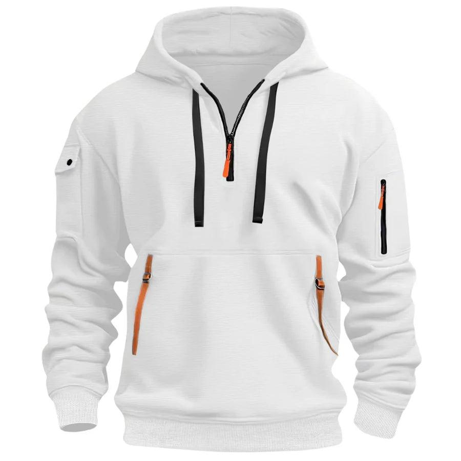 Weißer Hoodie in Frontansicht mit schwarzen Kordeln, Ärmeltasche und orangefarbenen Details an der Tasche 6