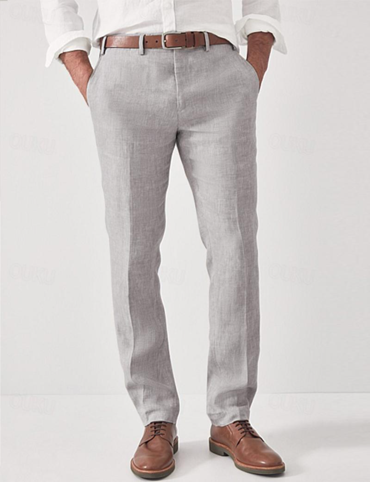 Hellgraue Leinenhose mit Gürtelschlaufen, andere Ansicht, am Model zu weißem Hemd, braunem Gürtel und braunen Lederschuhen kombiniert.