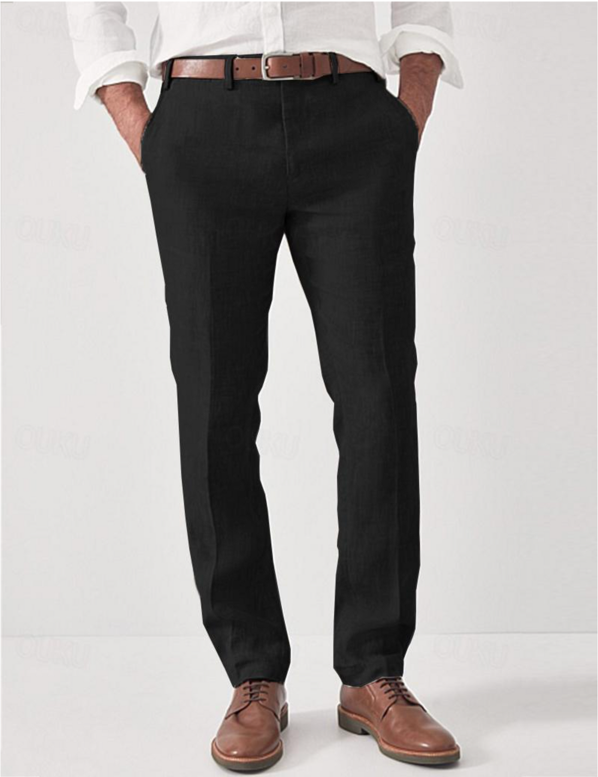 Schwarze Leinenhose mit Bügelfalte, andere Ansicht, am Model mit weißem Hemd, braunem Ledergürtel und braunen Schnürschuhen getragen.