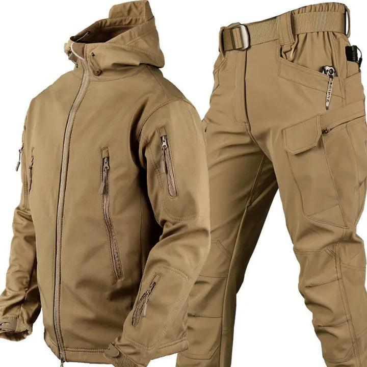 Dasselbe Set in sandfarbenem Beige: Kapuzenjacke mit Reißverschlusstaschen und Cargohose mit Gürtel nebeneinander dargestellt. 2