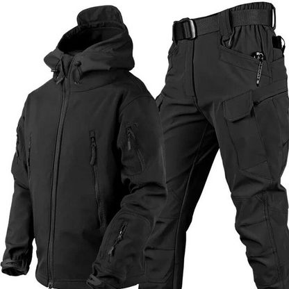 Outdoorset in Schwarz: Kapuzenjacke mit Reißverschlusstaschen und passende Cargohose mit Gürtel, Frontansicht. 4
