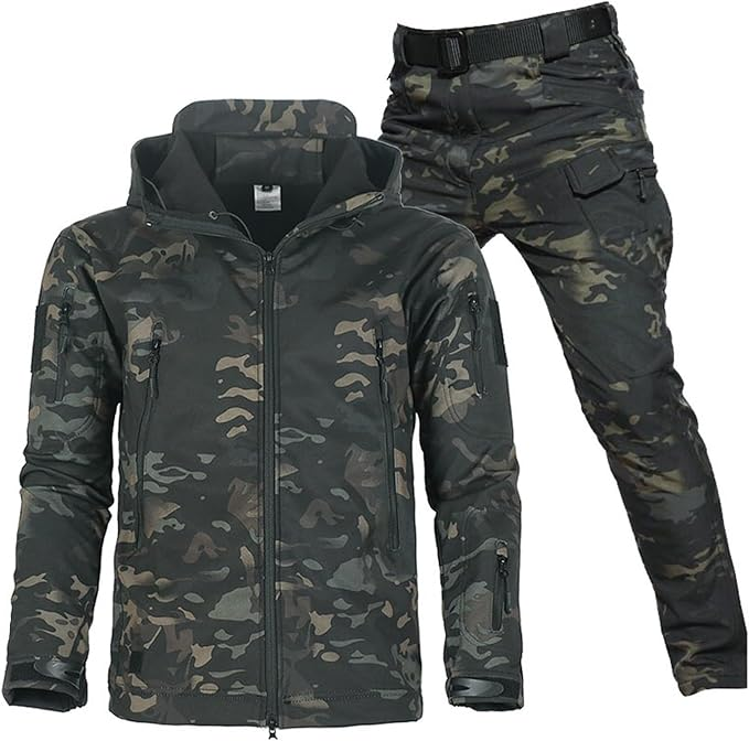 Outdoorset im dunklen Camouflage-Muster mit Grau-, Braun- und Schwarztönen: Kapuzenjacke und Cargohose mit Gürtel. 5