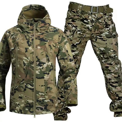Outdoorset im hellen Tarnmuster in Grün-, Beige- und Schwarztönen: Kapuzenjacke mit Reißverschluss und Cargohose mit Gürtel. 6