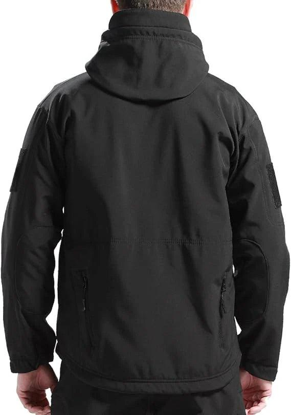 Rückansicht der schwarzen Kapuzenjacke an einem Mann, mit Nahtdetails, Klettfläche am Ärmel und seitlichen Reißverschlusstaschen. 7