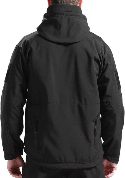 Rückansicht der schwarzen Kapuzenjacke an einem Mann, mit Nahtdetails, Klettfläche am Ärmel und seitlichen Reißverschlusstaschen. 7