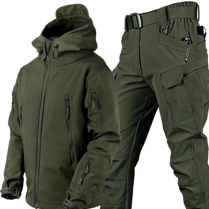 Outdoorset in Olivgrün: Kapuzenjacke mit mehreren Reißverschlusstaschen und Cargohose mit Gürtel und aufgesetzten Beintaschen, Frontansicht. 1