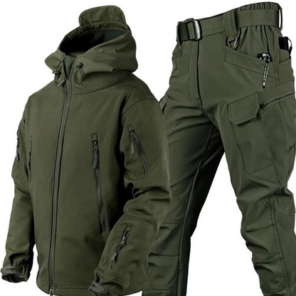 Outdoorset in Olivgrün: Kapuzenjacke mit mehreren Reißverschlusstaschen und Cargohose mit Gürtel und aufgesetzten Beintaschen, Frontansicht. 1