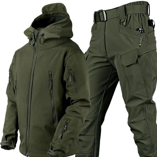 Outdoorset in Olivgrün: Kapuzenjacke mit mehreren Reißverschlusstaschen und Cargohose mit Gürtel und aufgesetzten Beintaschen, Frontansicht. 1