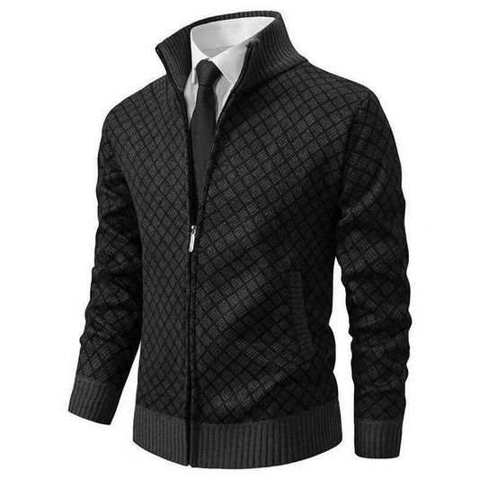 Schwarze Strickjacke mit Rautenmuster, Reißverschluss und Stehkragen, getragen über weißem Hemd mit dunkler Krawatte 1