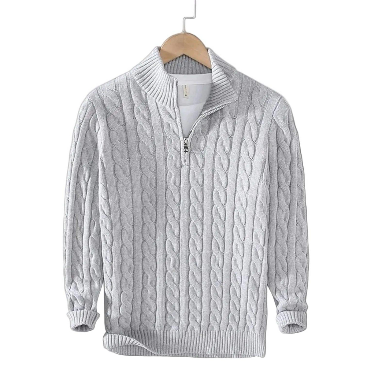 Hellgrauer Zopfstrick-Pullover mit gerippten Bündchen und Stehkragen, auf einem Holzbügel präsentiert, weißes Shirt blitzt am Kragen hervor. 4