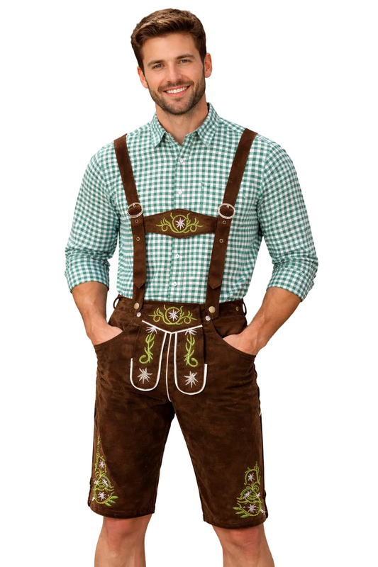 Lächelnder Mann in brauner Lederhose mit Trägern und grün-weiß kariertem Hemd, Hände in den Taschen, vor weißem Hintergrund. 1