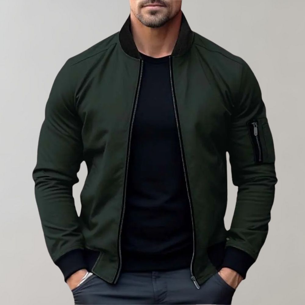 Grüne Herren-Bomberjacke, Reißverschluss, schwarzes Shirt, modisch, lässig, Herbstbekleidung.