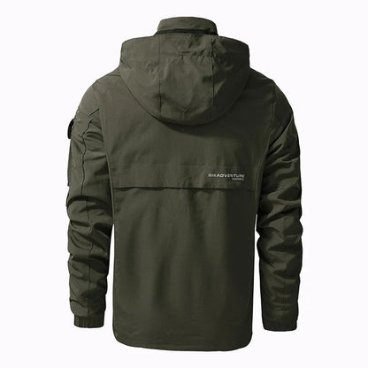 Grüne Herren-Bomberjacke mit Kapuze, wasserabweisend, Outdoor-Mode, Rückansicht.