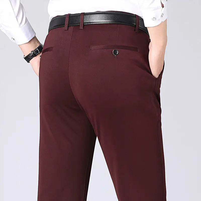 Rote Herren-Chinohose, elegant, Baumwolle, Rückansicht, mit schwarzem Ledergürtel.