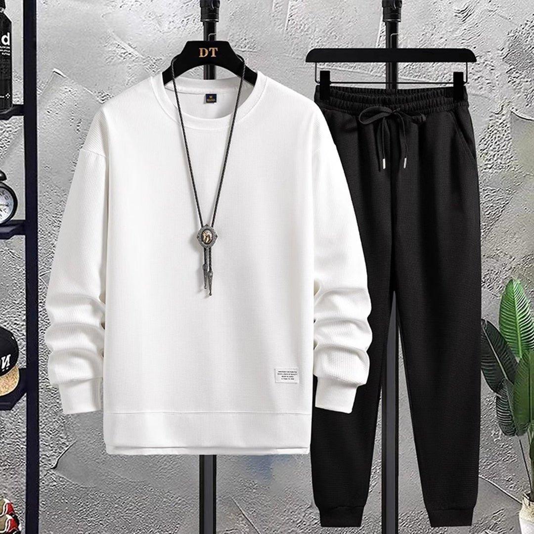 Herren Jogginganzug, weißes Sweatshirt, schwarze Jogginghose, bequem, modisch, Freizeitkleidung.