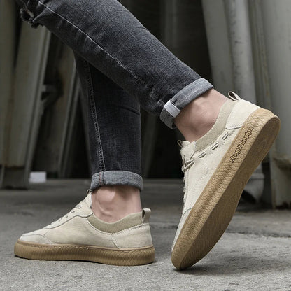 Beige Herren-Sneaker aus Wildleder, rutschfest, ideal für Freizeit und Outdoor-Aktivitäten.