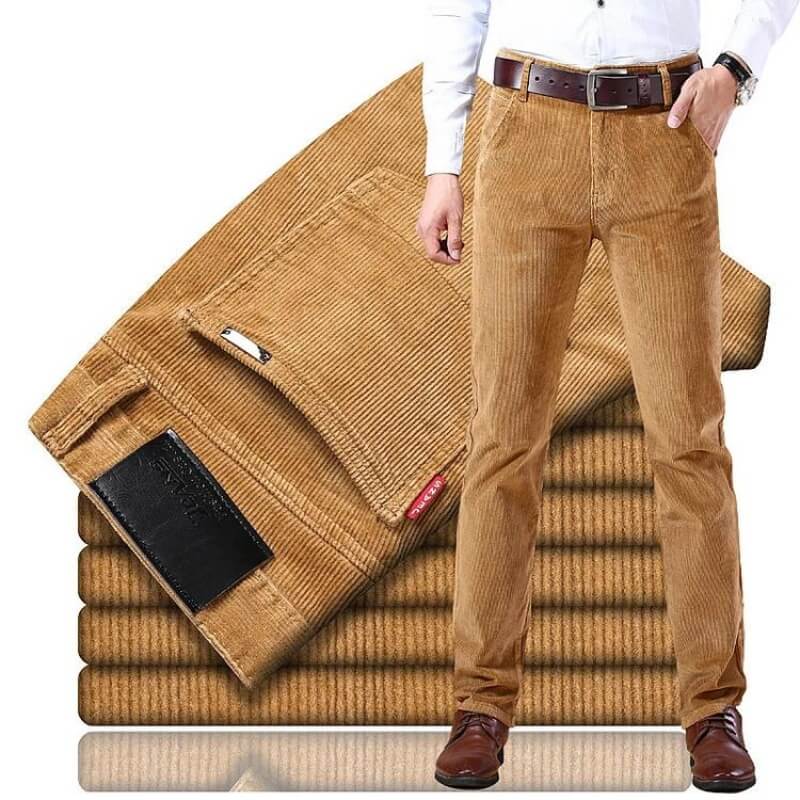 Hellbraune Cordhose für Herren, elegant, modisch, ideal für Herbst und Winter, bequemes Material.