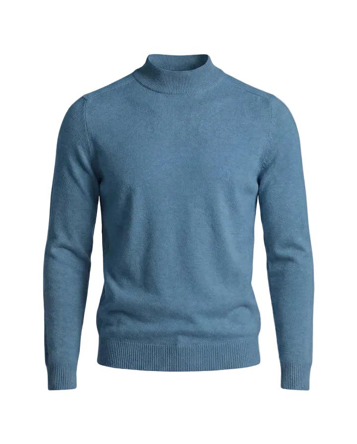 Blauer Strickpullover mit Stehkragen und Rippbündchen in der Frontansicht, freigestellt 10
