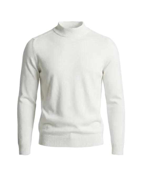 Cremeweißer Strickpullover mit Stehkragen und Rippbündchen, frontal freigestellt auf weißem Hintergrund 2