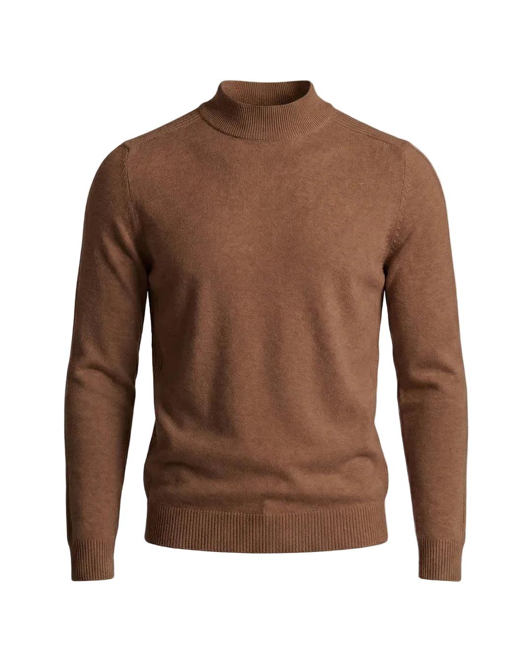 Brauner Strickpullover mit Stehkragen und gerippten Bündchen in der Frontansicht, freigestellt 3