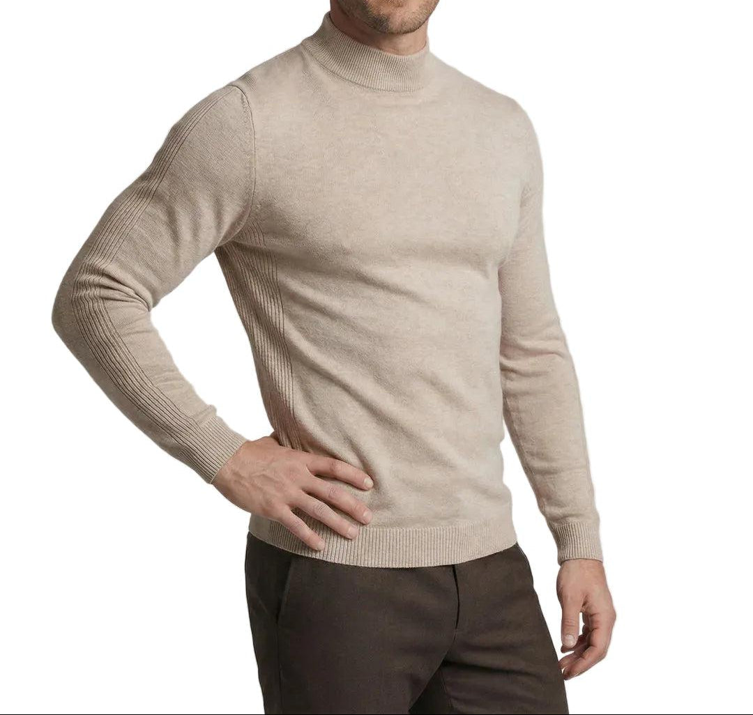 Beiger Strickpullover mit Stehkragen, getragen von einem Model mit Hand an der Hüfte, braune Hose 1