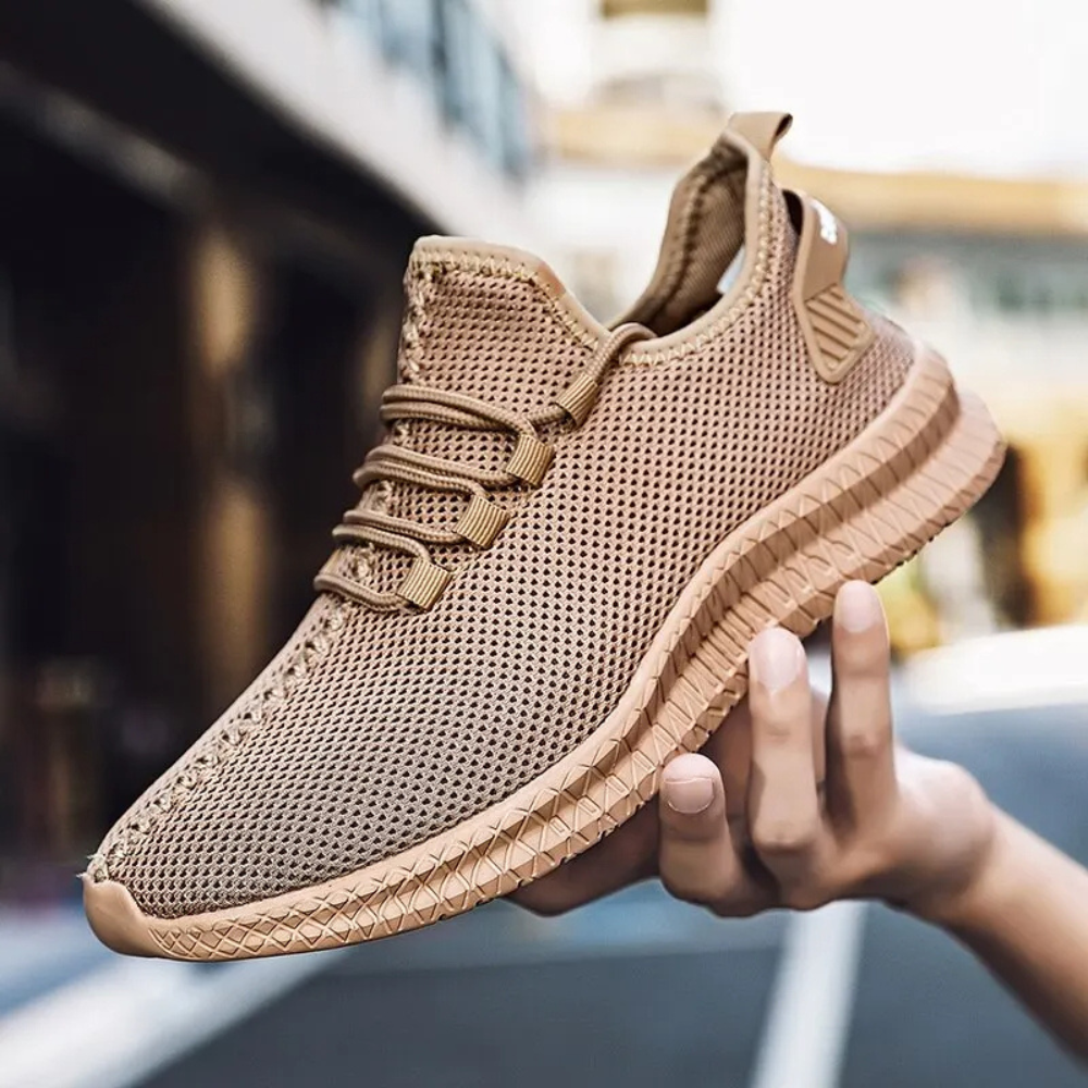 Brauner Herren-Sneaker aus Mesh, atmungsaktiv, sportlich, Straßenhintergrund.
